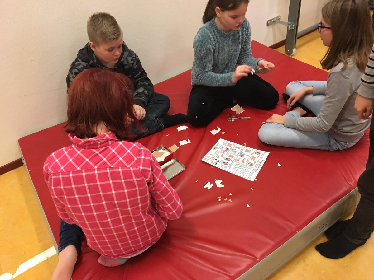 WZwierink's tweet photo. #EHBO,#menselijk #lichaam:hoe werkt dat?Wat als je #beperkt bent?#'t Hoge in Vorden met gr.7 @BeweegWijs: #lerend en #bewegend EHBO-en kan😃 https://t.co/WdJra7JnlP