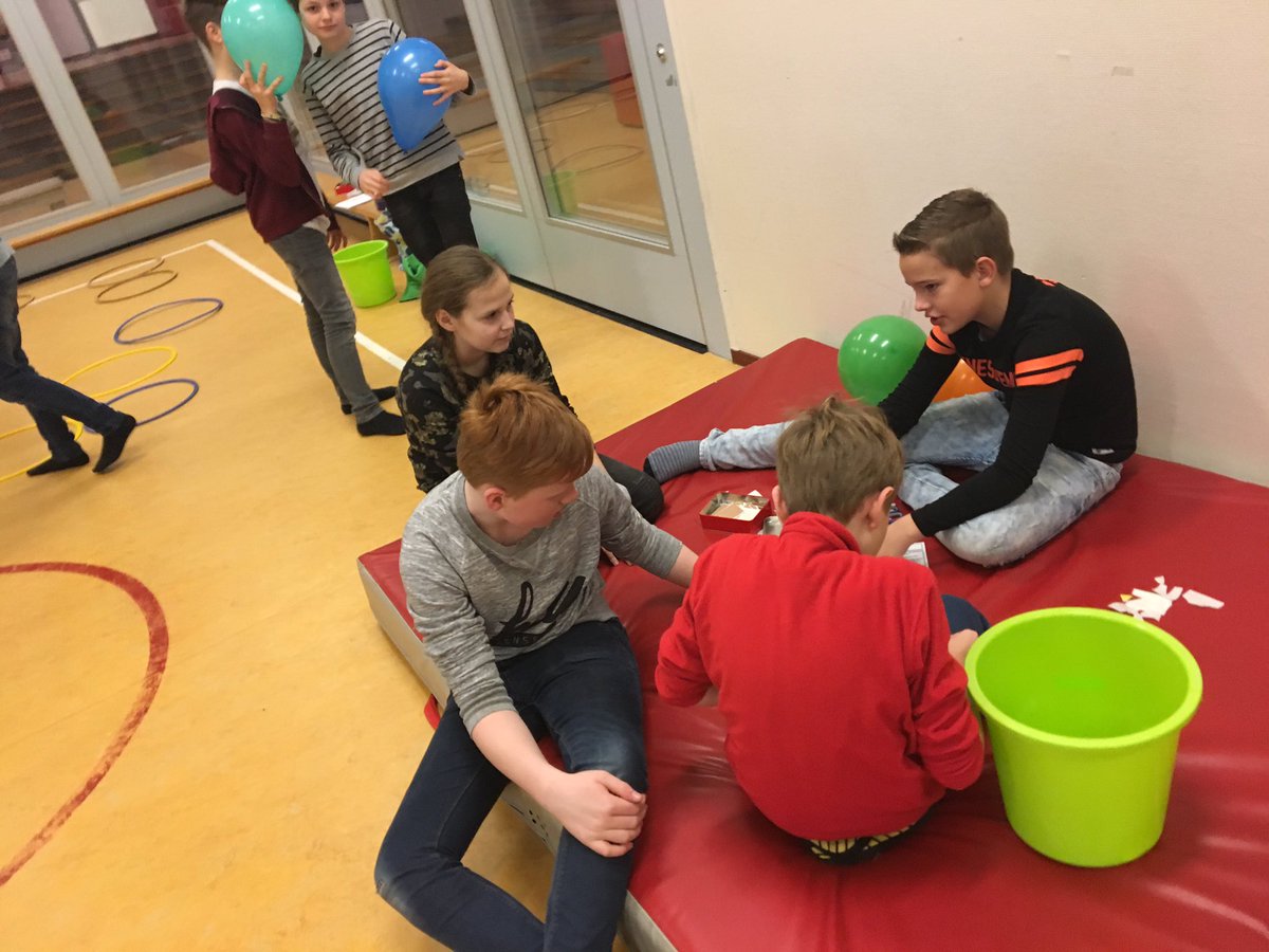 WZwierink's tweet photo. #EHBO,#menselijk #lichaam:hoe werkt dat?Wat als je #beperkt bent?#'t Hoge in Vorden met gr.7 @BeweegWijs: #lerend en #bewegend EHBO-en kan😃 https://t.co/WdJra7JnlP