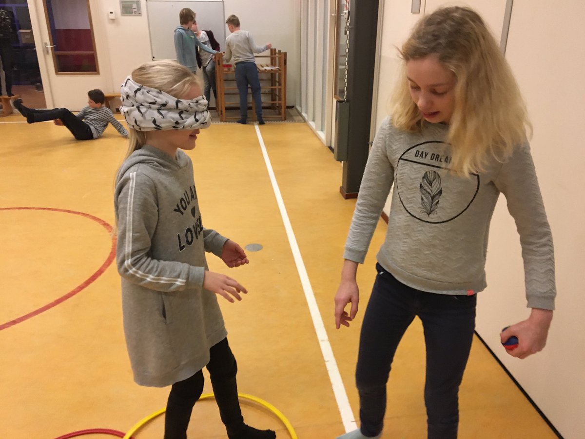 WZwierink's tweet photo. #EHBO,#menselijk #lichaam:hoe werkt dat?Wat als je #beperkt bent?#'t Hoge in Vorden met gr.7 @BeweegWijs: #lerend en #bewegend EHBO-en kan😃 https://t.co/WdJra7JnlP