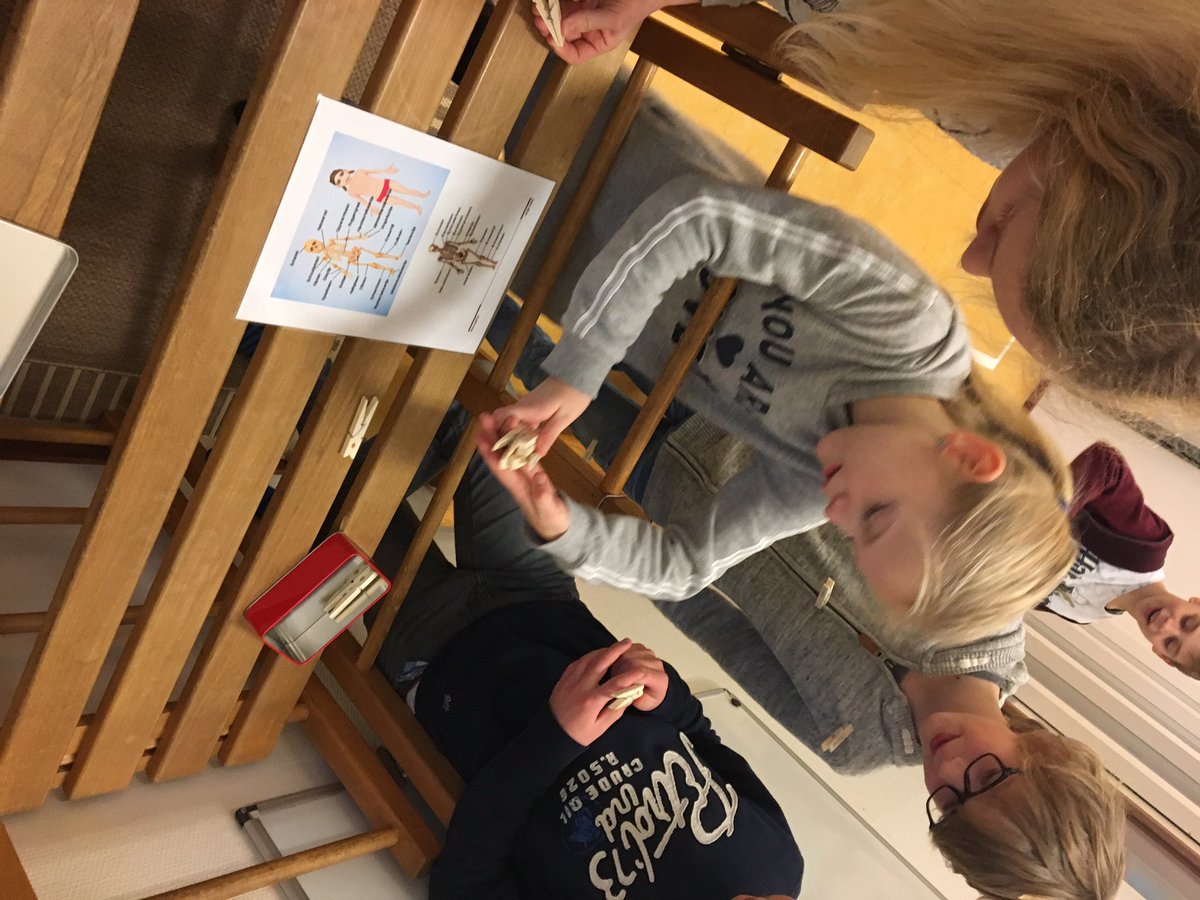 WZwierink's tweet photo. #EHBO,#menselijk #lichaam:hoe werkt dat?Wat als je #beperkt bent?#'t Hoge in Vorden met gr.7 @BeweegWijs: #lerend en #bewegend EHBO-en kan😃 https://t.co/WdJra7JnlP