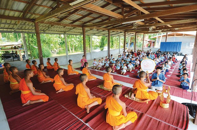 InsightBuddhist's tweet photo. #ฉัตรพระเจดีย์ดินดอยพุทธ นิมิตรหมายแห่งการปักหลักพุทธศาสนาบนยอดดอย
โครงการผ้าเหลืองห่มดอยของพุทธบุตรเณรน้อยแห่งวัดดงดินแดงนำไปสู่การฟื้นฟูความเป็นชาวพุทธ โดยมีพระเจดีย์เป็นศูนย์รวมจิตใจพร้อมกิจกรรม #สวดธรรมจักร เป็นบทฝึกทั้งที่บ้าน-โรงเรียนต่างๆ
#ศาสนาพุทธ
https://t.co/MMXoWrbMS7 https://t.co/4jhMsvwooW