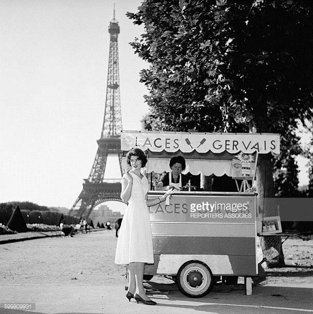 Glaces Gervais   Une cliente qui ne doit pas en manger souvent    Paris 1950