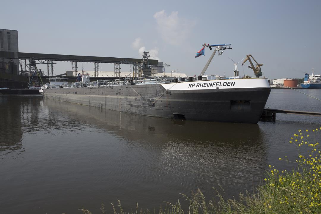 North Sea Port haalt samen met Vlaamse havens en Vlaamse overheid jaarlijks duizenden vrachtwagens van de weg #NorthSeaPort bit.ly/2CUTy8Z