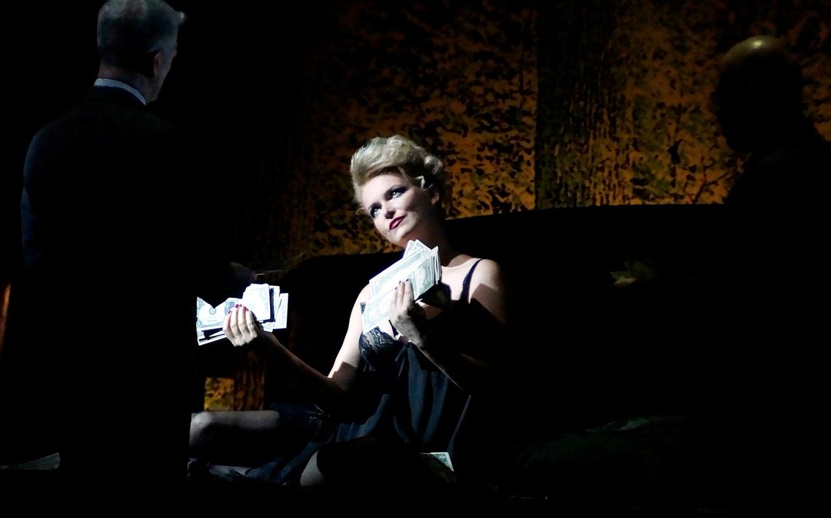 teatrolafenice's tweet photo. 🎭 .. e comunque il sipario si alza ora su #Latraviata! Ad intrepretare il ruolo di Violetta, stasera Mihaela Marcu! Toi, toi, toi a tutti!! 🎭 https://t.co/RuNJMJDx5T