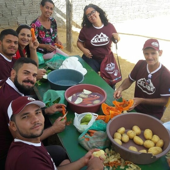 A #missãocalebe 2018 começou pra galera da <a href="/iasdquixabeira/">Adventistas Quixabeira</a>! Antes da #missão tiveram um café-da-manhã especial pra começarem com tudo! Promoveram um sopão, primeira ação social do Calebe 2018, que está sendo realizado no povoado de Campo Verde. Parabéns, galera!
