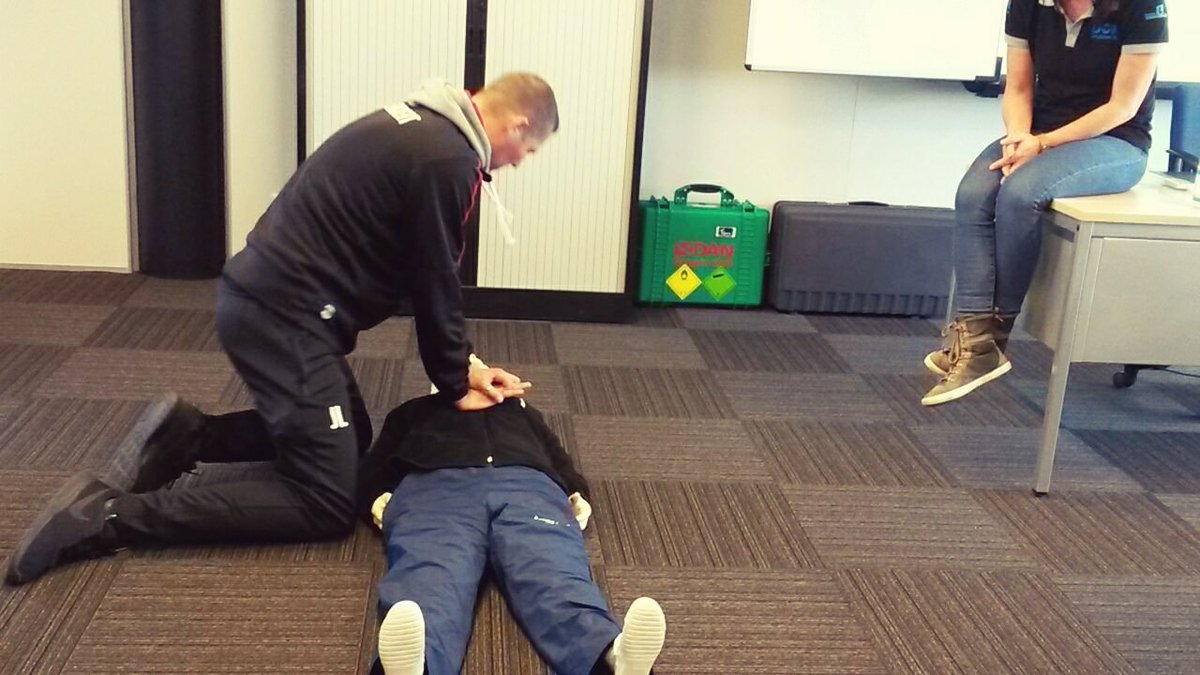 JacoLemckert's tweet photo. Vandaag wordt het team jongerenwerk getraind in levens reddend handelen! #belangrijk #straat #trainingopmaat #Don #reanimatie #AED https://t.co/5s9xS5ZNAX