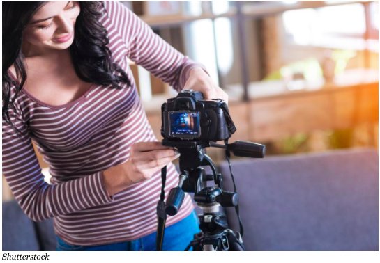 Close up woman holding home photo camera photos. Девушка. Женщина держит фотоаппарат наоборот. Человек камера женщина. Фото женщины держащую видеокамеру на плече.