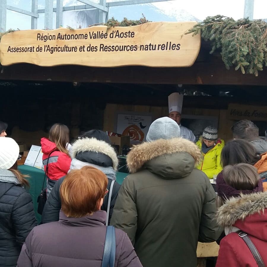 ConcorsoFontina's tweet photo. Con gran successo al Marche Vert Noel terminano i Cooking Show organizzati dall’Assessorato Agricoltura in collaborazione con @MariPisacane
Qui con lo Chef @UnioneCuochiVdA Marco Toscano presentano tre piatti con ingrediente protagonista, la Fontina!
#ConcorsoFontina #modondor https://t.co/SbtUjrdj8R