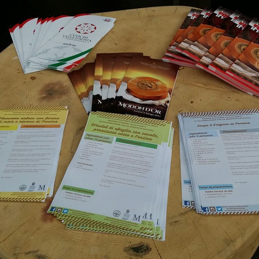 ConcorsoFontina's tweet photo. Con gran successo al Marche Vert Noel terminano i Cooking Show organizzati dall’Assessorato Agricoltura in collaborazione con @MariPisacane
Qui con lo Chef @UnioneCuochiVdA Marco Toscano presentano tre piatti con ingrediente protagonista, la Fontina!
#ConcorsoFontina #modondor https://t.co/SbtUjrdj8R