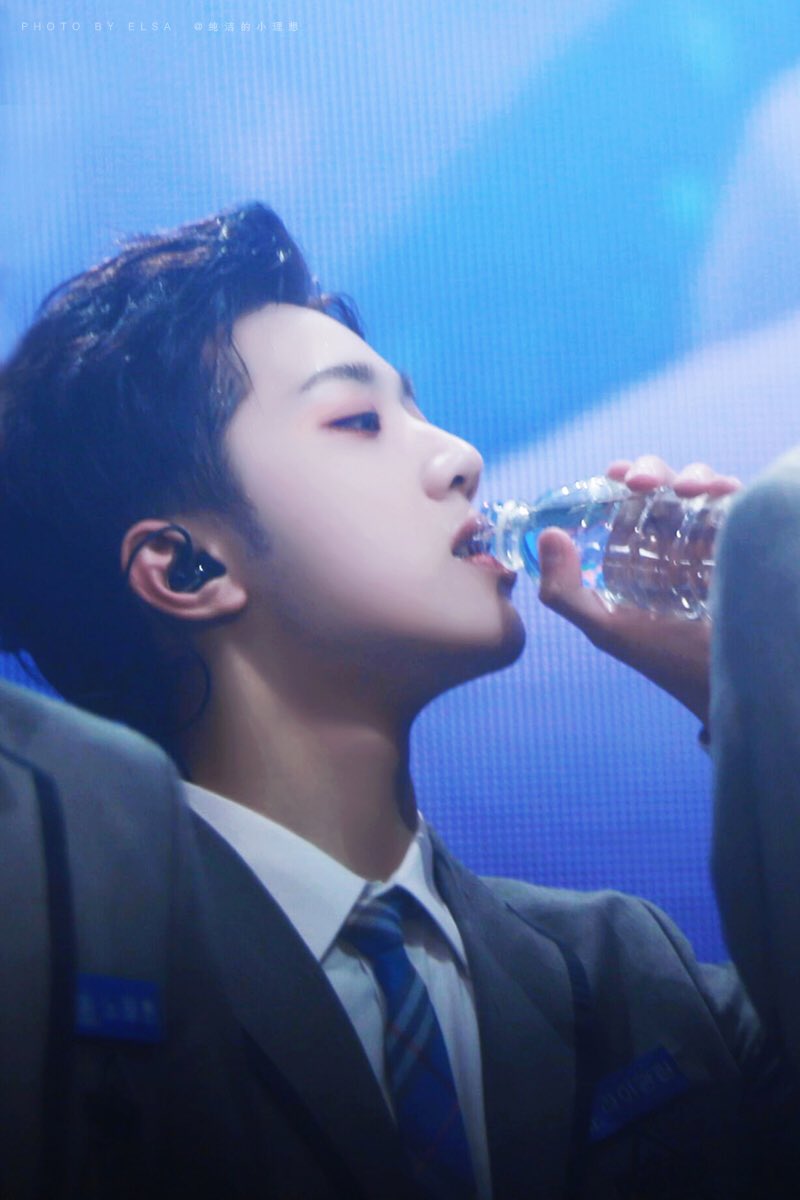 only4KuanLin's tweet photo. I always love the moment of drinking water💗💗
#라이관린 #赖冠霖 #Laikuanlin #WANNAONE #LaiGuanlin #賴冠霖 https://t.co/PV4LKlPOHG
