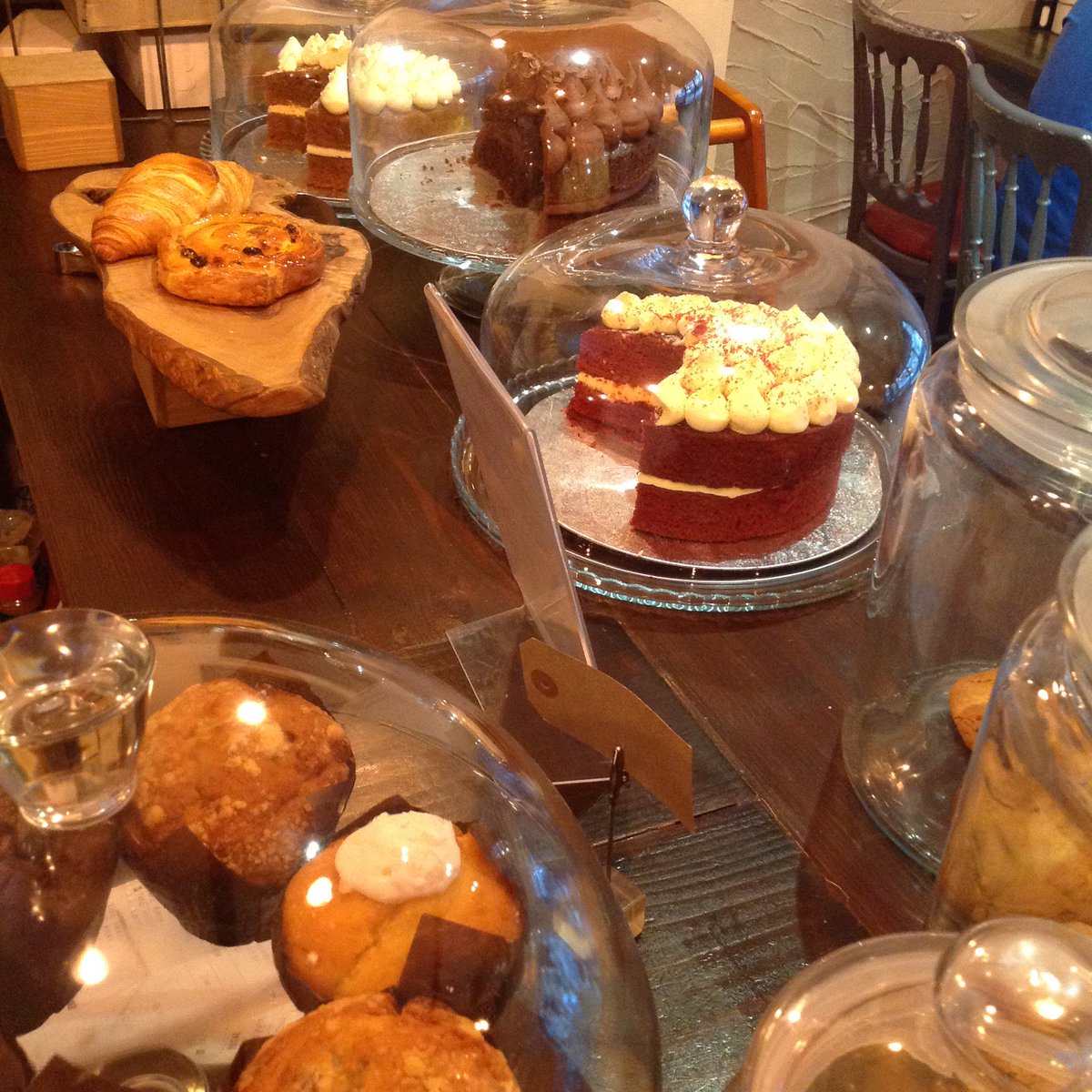 So many temptations in Cafe LeeMoo on The Avenue. Amazing coffee too! #WestEaling #TuesdayTreat #temptation