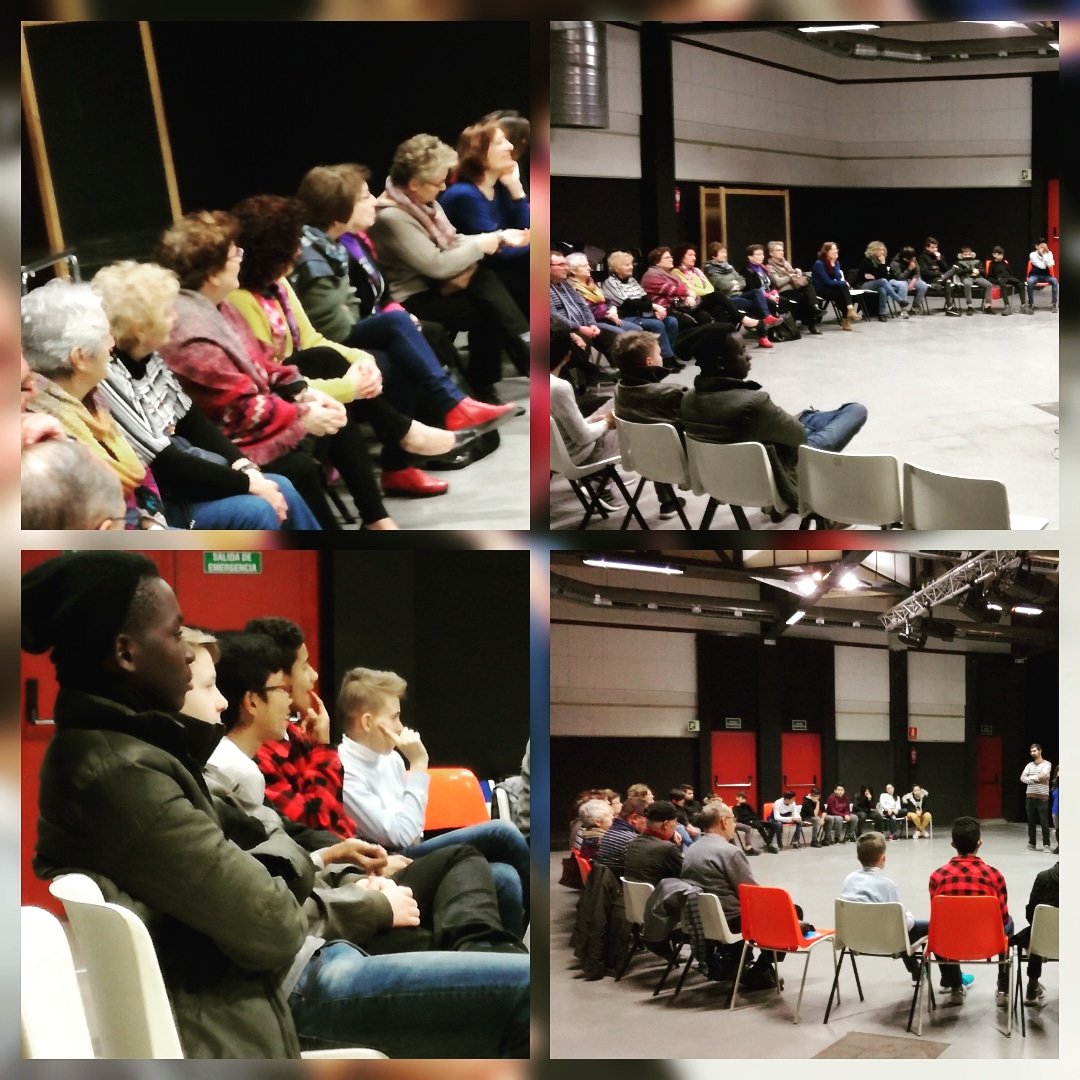 labascula038's tweet photo. Qué tenim en comú? Música i barri. Benvinguts a la 1a de les sessions de trobada. Dues generacions intercanviant hits i gustos sonors. #fembarri #construintcomunitat #creaciómusical https://t.co/aRls6MQK6A