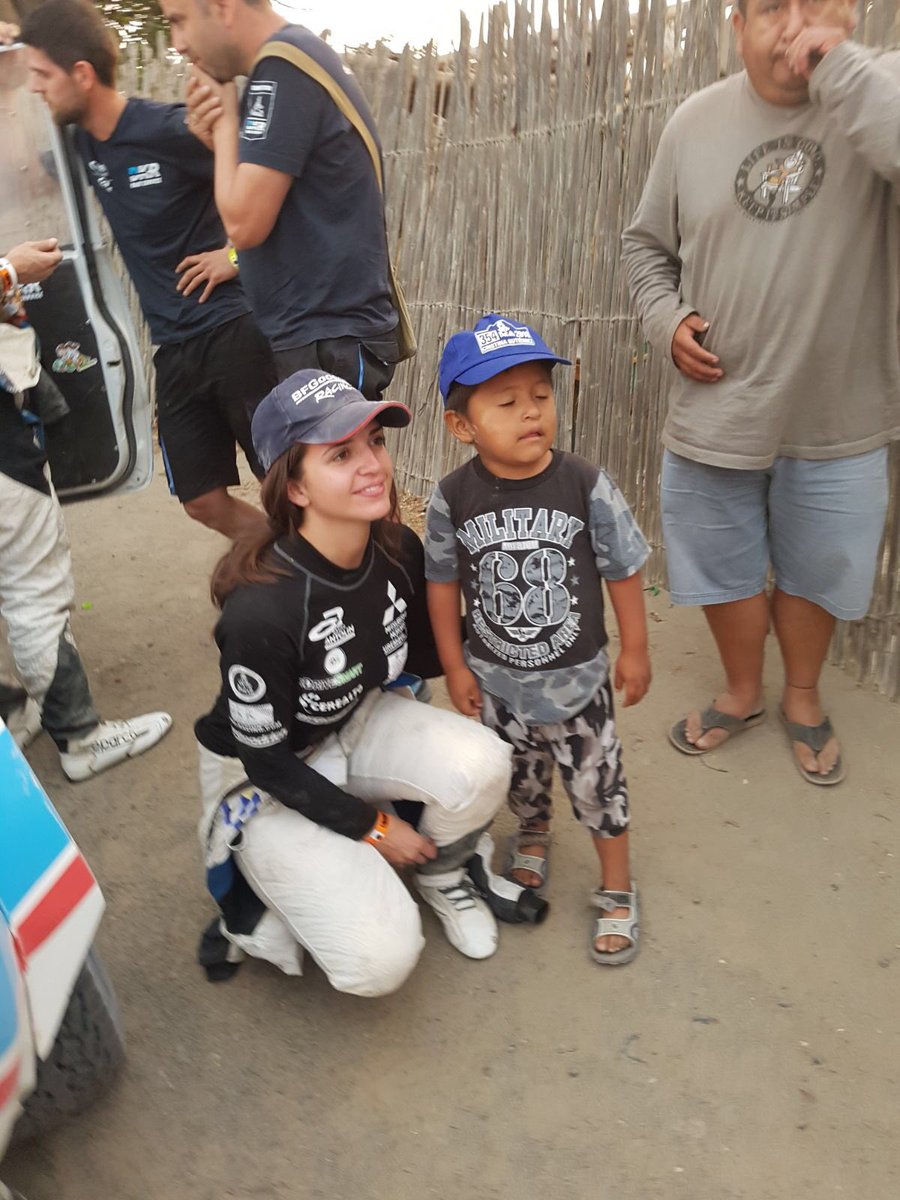 crisgutierrez's tweet photo. #CrisTeam : 

¡Siempre con una sonrisa para los más pequeños!😍

#DKR @arc_racing @Mitsubishi_ES @BFGoodrichEU #GrupoAntolin @BurgosTur @Uremovil @TerraFecundis @ASTIntlogistics #GrupoCropu @karbium #Sidegal @dakar https://t.co/O1y00vCNoM