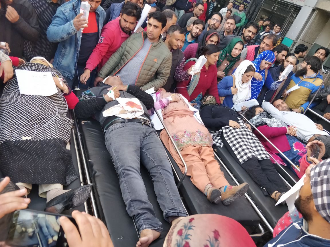 Jammu and Kashmir NHM doctors on the roads beaten up by police.
youtu.be/_d6cFB-Ygik