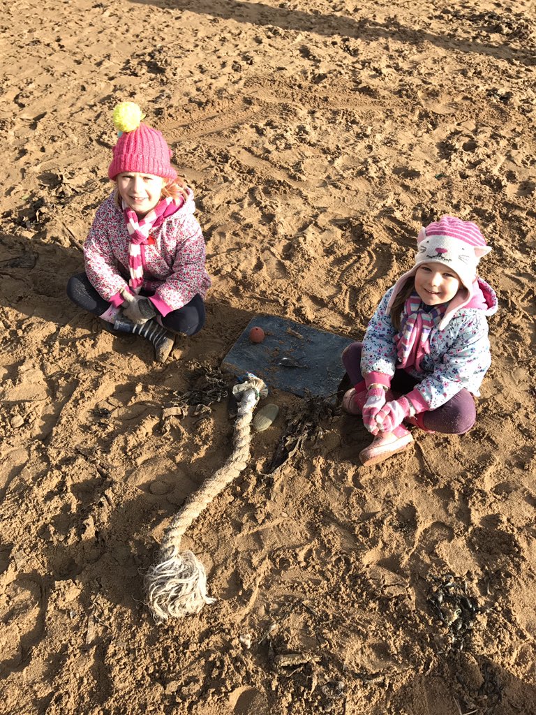 My daughters found lots of rubbish on the beach over Christmas. They made a 'picture' with it and then cleaned it all up and threw it in the bin! #2minutebeachclean #savetheplanet