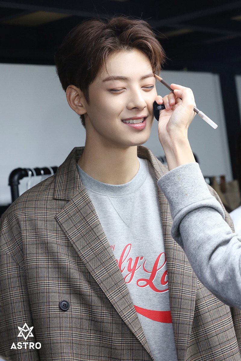 えええええええむり、、、もしも私がチャウヌにメイクするとしたら爆イケすぎて震えるアイラインがったがたになる