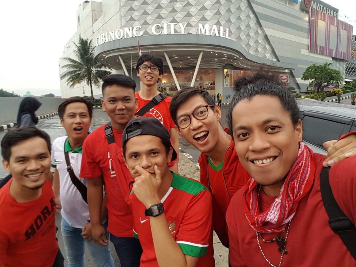 davidnurbianto's tweet photo. @infosuporter Nih sups. Papua Jakarta Medan bersatu dukung Timnas di Pakansari #RinduTimnas https://t.co/azVTwmqwXw