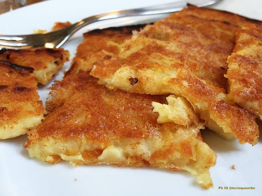 lamialiguria's tweet photo. Assaggiatela appena sfornata, con la superficie dorata e croccante e la parte inferiore morbida e gustosa 
La Farinata e la panissa 👉 https://t.co/lShEkMov26 Ph @LeCinqueErbe  #lamialiguria https://t.co/e6tOWsQV0p
