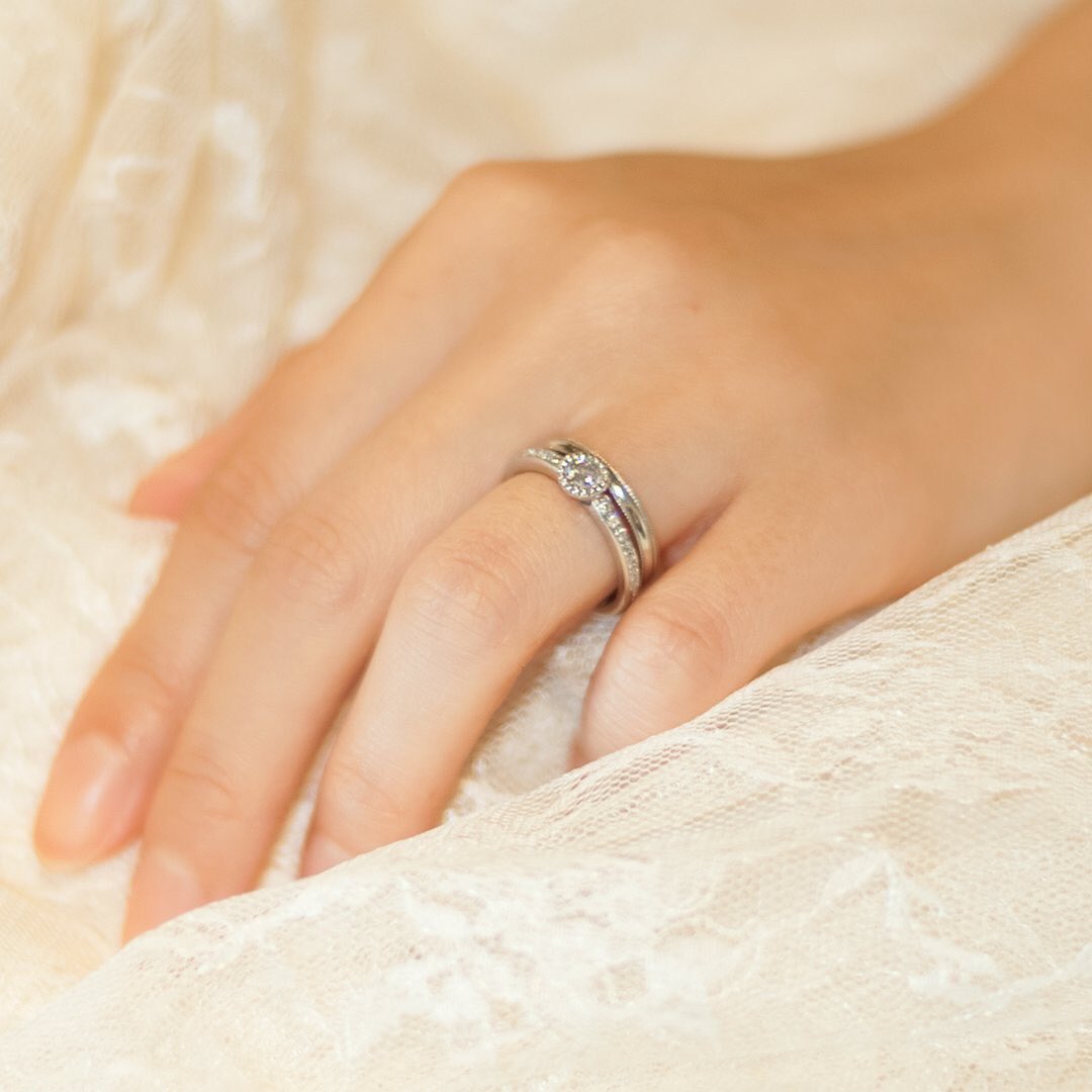 ケイウノ A Twitter 結婚指輪と婚約指輪を重ねて着けられる セットリング お子さまの入学式 学生時代の同窓会 ご友人の結婚式など 特別な時に重ね着けされたり 旦那さまとふたりきりのお出かけのときに着けるのも素敵 セットリング はこちら T Co ケイウノ A Twitter 結婚指輪と婚約指輪を重ねて着けられる セットリング お子さまの入学式 学生時代の同窓会 ご友人の結婚式など 特別な時に重ね着けされたり 旦那さまとふたりきりのお出かけのときに着けるのも素敵 セットリング はこちら T Co
