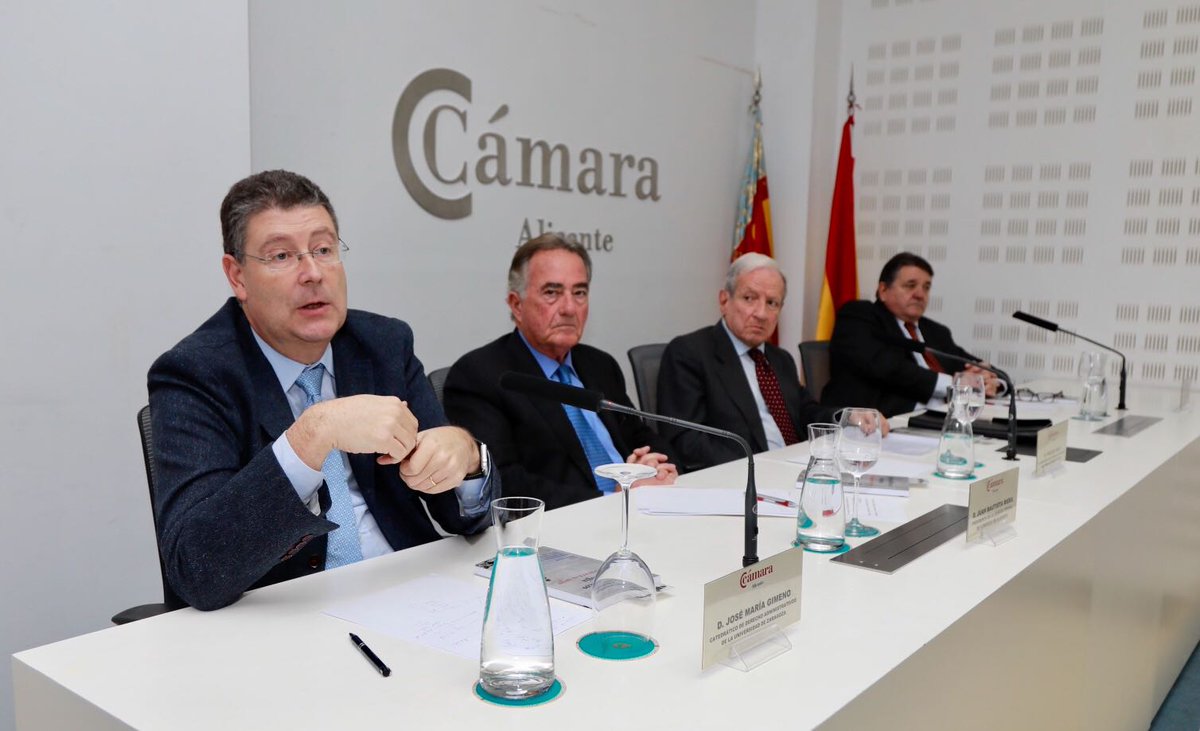 serv_publicos's tweet photo. Turno ahora de José María Gimeno, catedrático de Derecho administrativo de @Unizar: “la #Administración no puede recuperar unilateralmente una concesión amparándose exclusivamente en su voluntad, sino debe existir siempre una “causa expropiandi”. https://t.co/hBDfDn2hsg