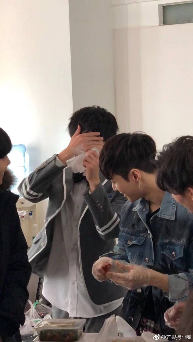 lyuanz's tweet photo. yixing ordered crayfish for the idol producer trainees at happy camp😭😭😭 and apparently he placed the order using the name 张富贵 (Rich Zhang) LOL 😂😂😂 https://t.co/nb48sMgeGj