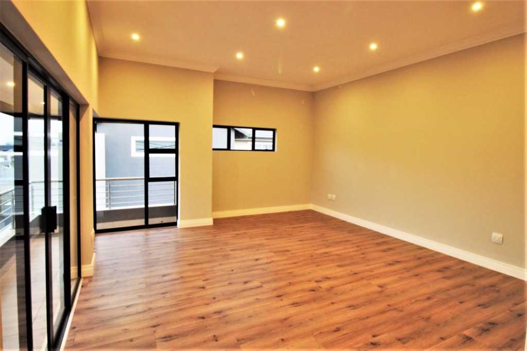 ArmerProp's tweet photo. FOR SALE
4 BEDS, 4 BATHS
MIDSTREAM RIDGE ESTATE, CENTURION 
R 4,950,000
REF: 13538689

https://t.co/mGtP0g23vz https://t.co/kTvWxKsiiS