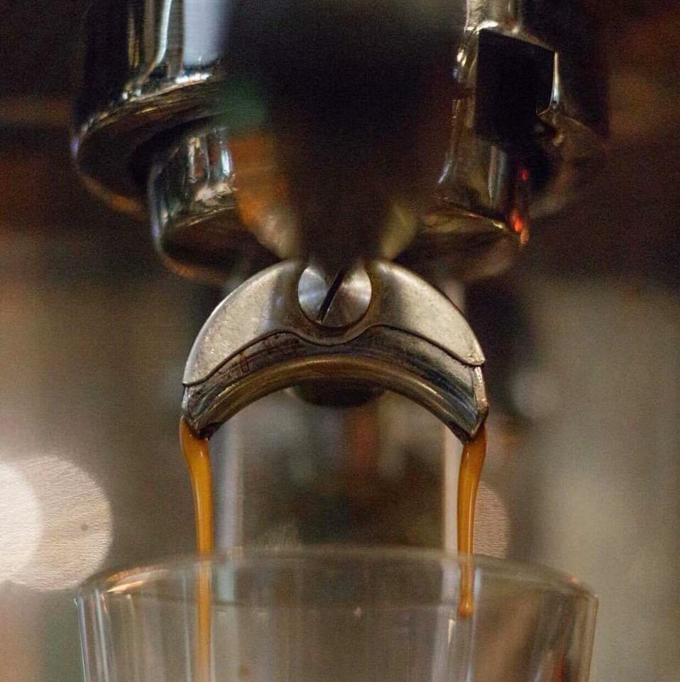 PottingShedBing's tweet image. Get out of the cold and warm yourself up with a fresh ground coffee. 

Made with fresh roast beans from the guys over at Seasons Coffee

#GetOutOfTheCold #Coffee #CupOfJoe #StayInTheGnome