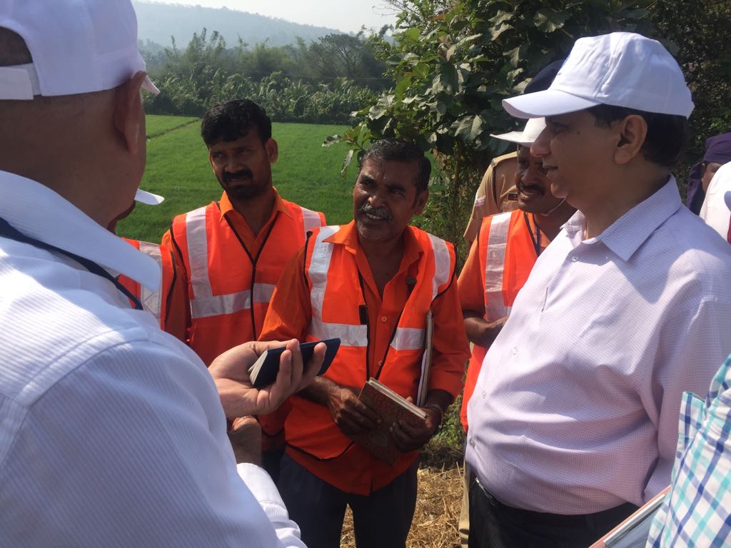GMSRailway's tweet photo. General Manager Southern Railway conducted annual inspection in Palakkad-Calicut section. He has interacted with various staff in the field and appreciated the good work by declaring cash awards and giving away merit certificates https://t.co/4eNYhW0UKt