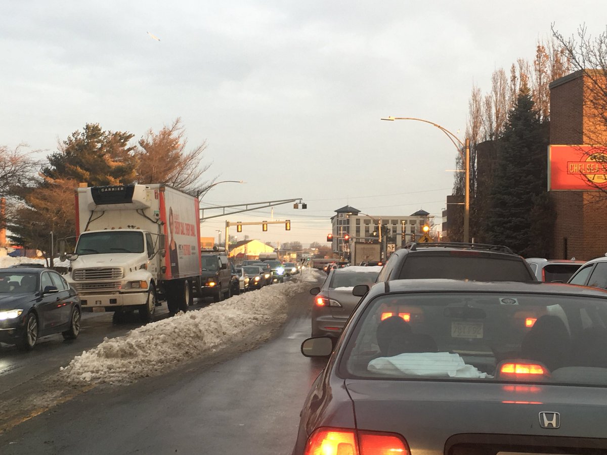 ChelseaScanner's tweet photo. Good Morning Chelsea.... just another day in 02150 #ChelseaMA #gridlock #traffic #EverettAve. https://t.co/rS9KANiyp2