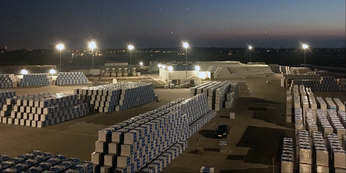 XellaNederland's tweet photo. Onze kalkzandsteenfabriek Van Herwaarden in Hillegom slaat met nieuwe ledverlichting twee vliegen in een klap: de moderne lampen geven veel meer licht, wat het werken veiliger maakt, en ze zijn 65% zuiniger dan de oude verlichting #watledje https://t.co/qf9ta7k3Xi