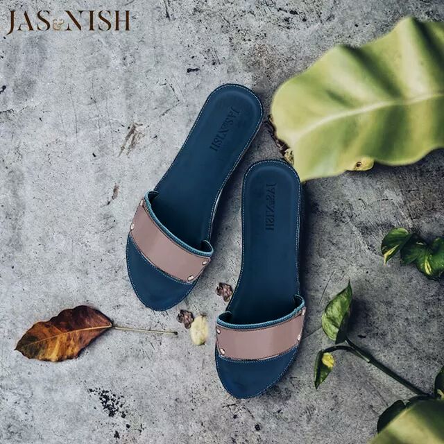 JasNishStudio's tweet photo. Walk for miles with these classic blue sliders at https://t.co/vEP4L7tT0r

#JasNishShoes #Flats https://t.co/e8DlPDsGIq