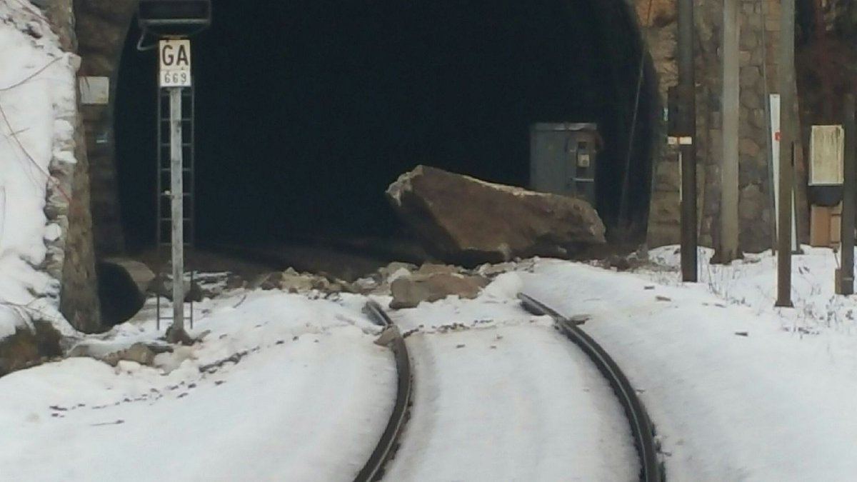 <a href="/SNCFTERAURA/">SNCF TER AURA</a> <a href="/auvergnerhalpes/">Auvergne-Rhône-Alpes</a> <a href="/prefetrhone/">Préfète de région Auvergne-Rhône-Alpes et du Rhône</a> Tous les moyens, humains et matériels, sont déployés pour une remise en état la plus rapide. Des moyens de substitution sont mis en place pour assurer les déplacements des voyageurs concernés.