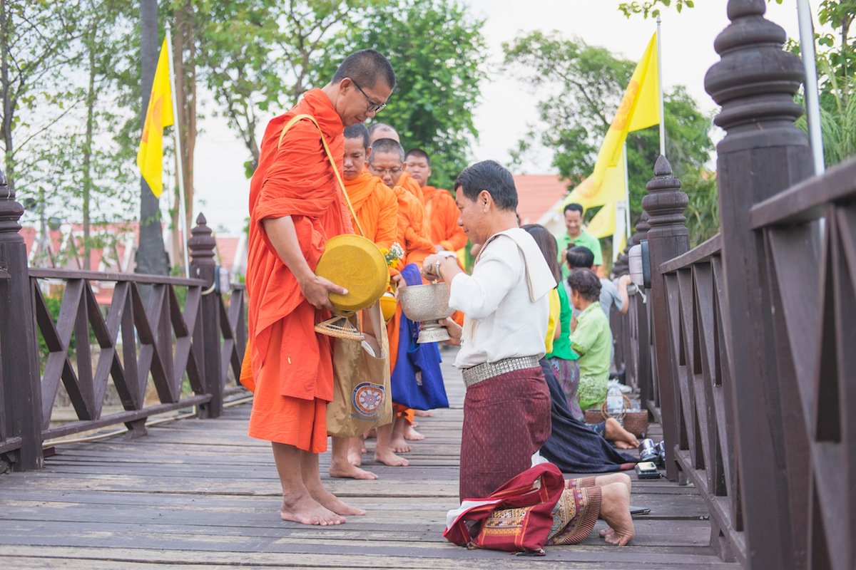 タイ国政府観光庁 スコータイで托鉢体験 托鉢 とは早朝に僧侶が鉄鉢を持って街を歩き 施しの米や果物などの食料を人々から受けて回る修行のひとつ スコータイ歴史公園内の ワット トラ パン トーン では 観光客も 托鉢を体験することができます