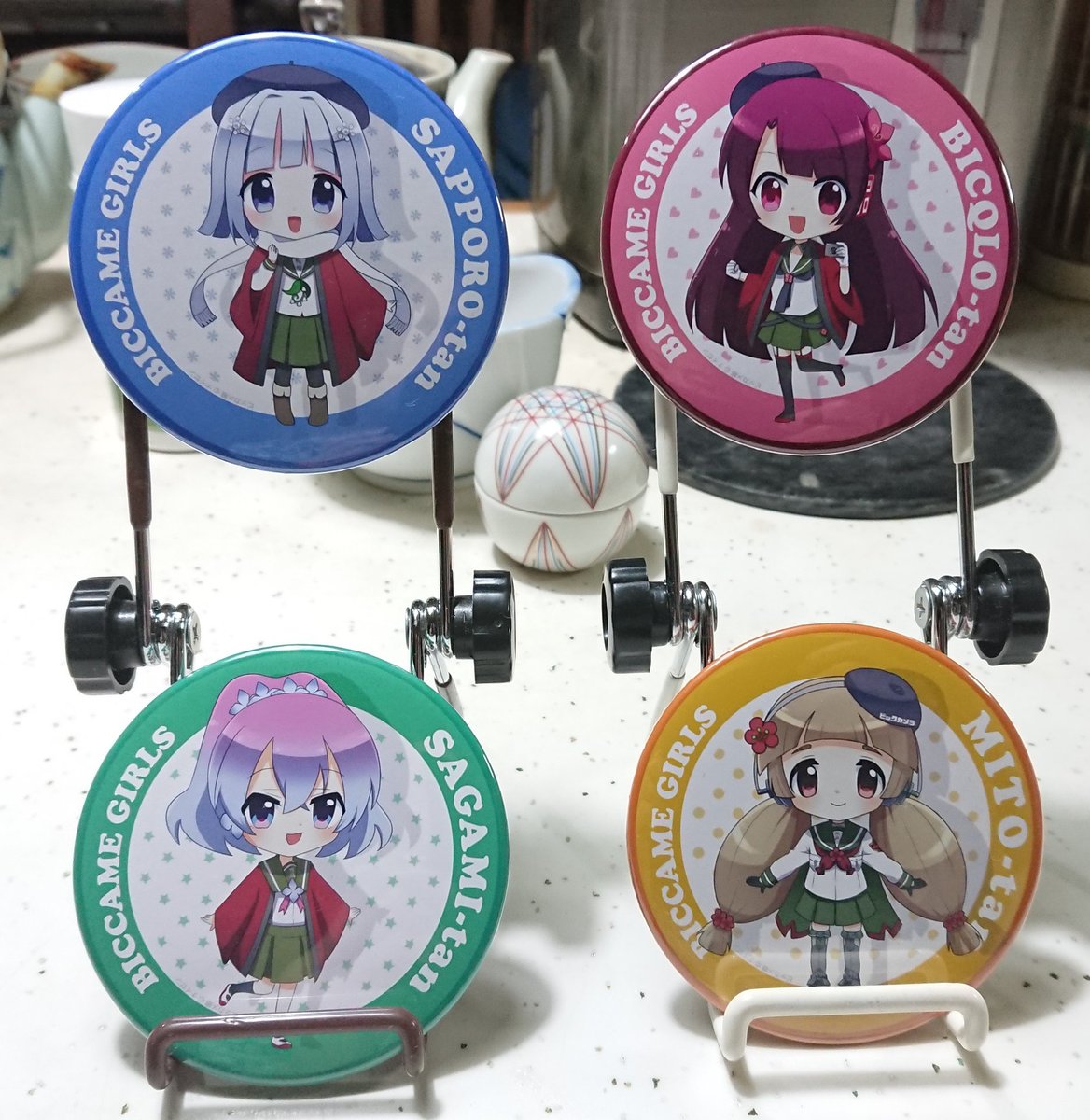 パラレル マッキーさんから 水戸たん ビックロたん さっぽろたん さがみたん の缶バッジを頂いた W ありがとうございます 100均のスマホスタンドを使うと エエ感じにディスプレイ出来たヽ ビッカメ娘 ナイセン T Co 9l3fbme7d0 パラレル マッキーさんから 水戸たん ビックロたん さっぽろたん さがみたん の缶バッジを頂いた W ありがとうございます 100均のスマホスタンドを使うと エエ感じにディスプレイ出来たヽ ビッカメ娘 ナイセン T Co 9l3fbme7d0