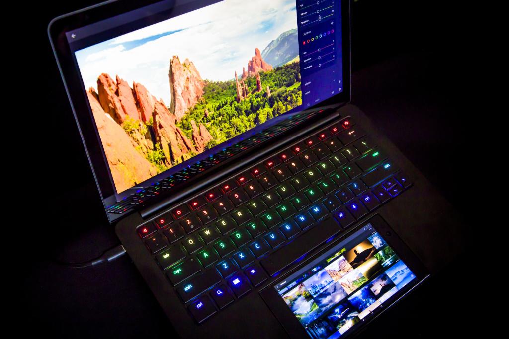 CNET's tweet image. .@Razer's new wild laptop concept creates a union between laptop and smartphone cnet.co/2mhzTXr #CES2018