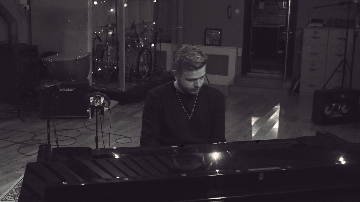 ClubDriveBand's tweet image. Laying something special down in the studio today! 🤘🏻 what covers would people want to hear us do? 🎹 #RT #cover #new