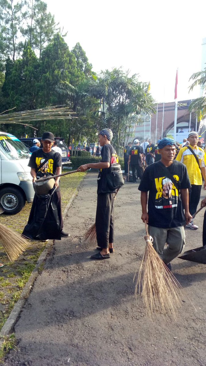 DediMulyadi71's tweet photo. Terima kasih semuanya yang telah memberikan kemudahan kepada '2DM'. Kami hanya ingin meninggalkan kenangan indah, tak ingin meninggalkan sampah. Kami pulang, jalan dan tempat yang kami lalui kembali bersih. https://t.co/pzVPzIetvT