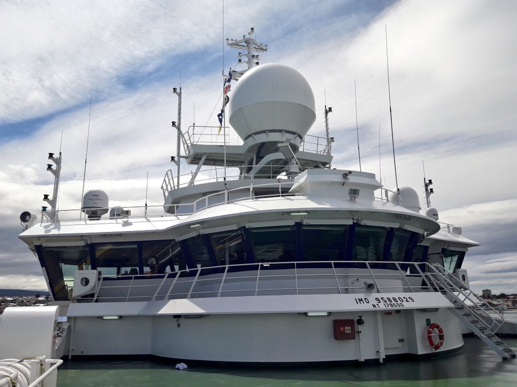 gobmagallanes's tweet photo. Junto a Intendente @JorgeFlies a bordo del barco británico RRS Discovery, uno de los buques científicos más modernos del mundo #PlataformaInvestigaciónCientífica  #Tecnología @min_interior @FernandezPoli @Armada_Chile @UKinChile @umagallanes @inach_gob https://t.co/ik2ihuUekU