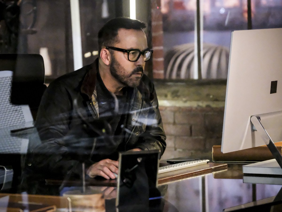 wisdomcbs's tweet image. Look alive, hive! Catch up on the episode of #WisdomoftheCrowd now: bit.ly/2y4NTu6