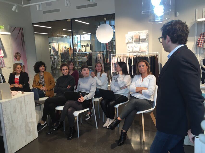 marcvidal's tweet photo. Día intenso en Málaga trabajando con el espectacular equipo de #Bestseller (@JackandJonesTM, @SELECTED_ES,...) de España y con los cracks que han venido desde Dinamarca #conferencia #workshops #advisoring https://t.co/mYdJDFrJNY