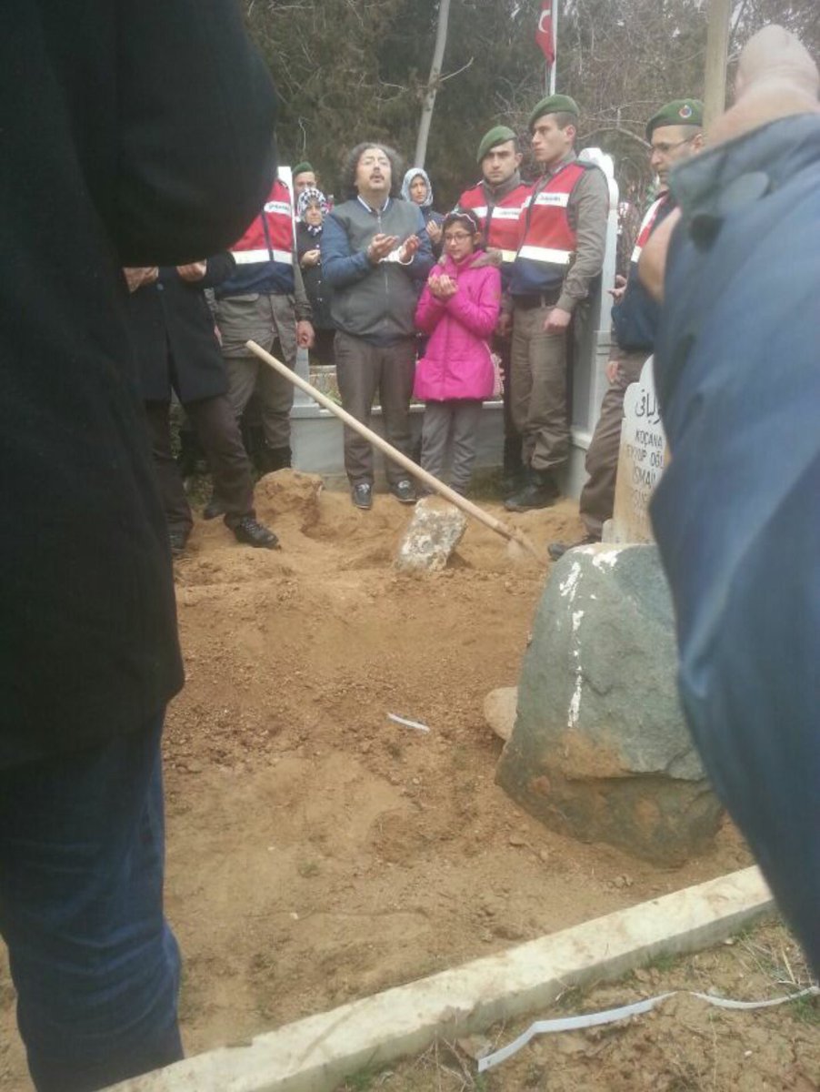 HasanCucuk's tweet photo. İsrail zulmü(!)
Tutuklu Filistinli(!) babanın kelepçeleri oğlunun cenazesinde bile çıkarılmadı. Çocuğun ölmeden önce son kez babasını görme isteği yerine getirilmemişti! https://t.co/Z4ypg70OGP
