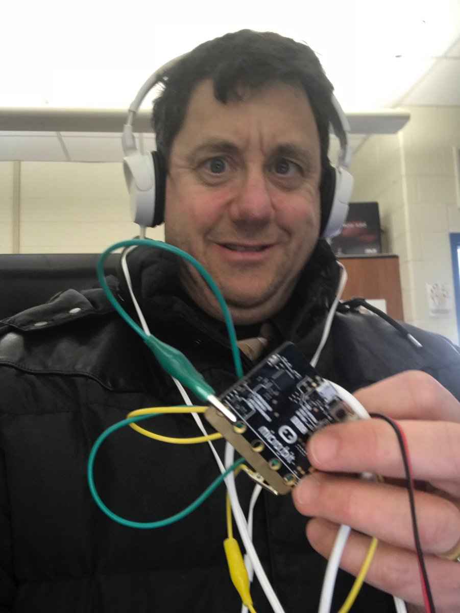 mr_isaacs's tweet photo. Day 4 of #100DaysOfCode #hackyourheadphones. Playing a scale through the @microbit_edu with @MSMakeCode #teacherscancode #physicalcomputing #csforall https://t.co/8nTtdAiWaF