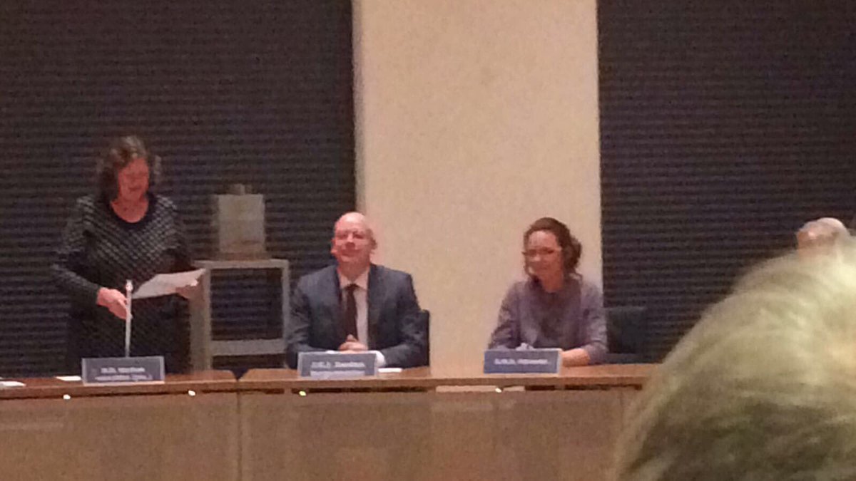 Nieuwe burgemeester <a href="/DinkellandInfo/">Gemeente Dinkelland</a> <a href="/johnjoosten/">John Joosten</a> 'gemeut' en geïnstalleerd. Vanaf morgen kan hij #metopgestrooptemouwen aan het werk. #VVD