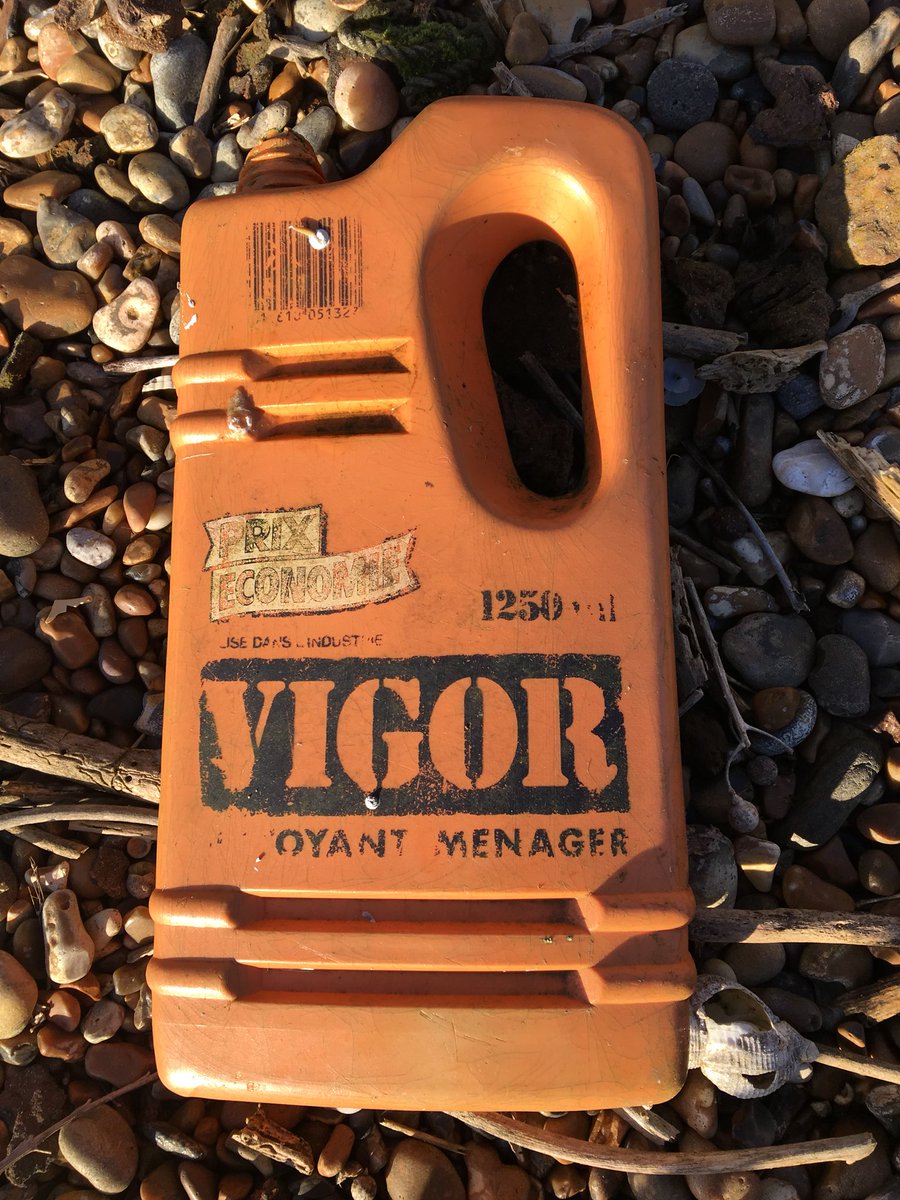 WildlifeGadgets's tweet photo. Something that we all want I think...but not in an old plastic bottle polluting our beaches. 

#beachclean #2minutebeachclean #plastic #plasticawareuk #suffolk https://t.co/Y7HhZK6YyG