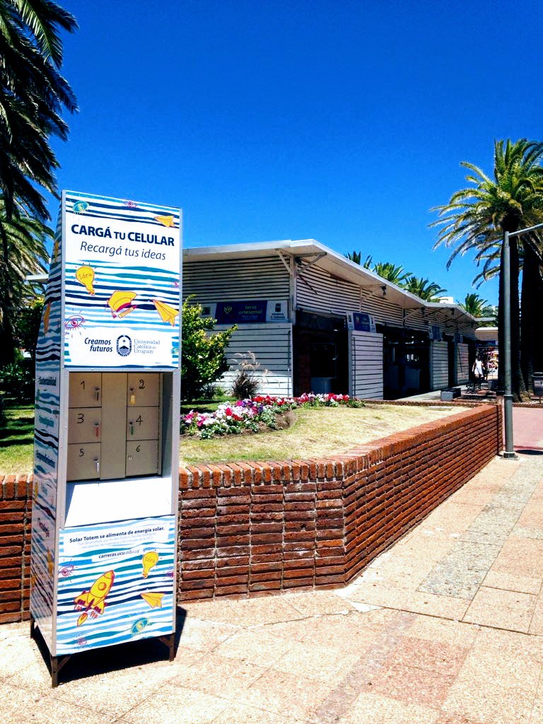 solartotemuy's tweet photo. Si estás en Punta del Este, desde hoy podés cargar tu celular de forma gratuita con la energía del ☀️ en la plaza de los artesanos. #VeranoSolarTotem 😎 @CII_UCUoficial @puntamunicipio @UCUoficial https://t.co/CjpVYT27AO