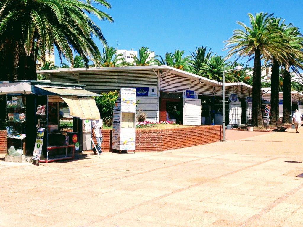 solartotemuy's tweet photo. Si estás en Punta del Este, desde hoy podés cargar tu celular de forma gratuita con la energía del ☀️ en la plaza de los artesanos. #VeranoSolarTotem 😎 @CII_UCUoficial @puntamunicipio @UCUoficial https://t.co/CjpVYT27AO