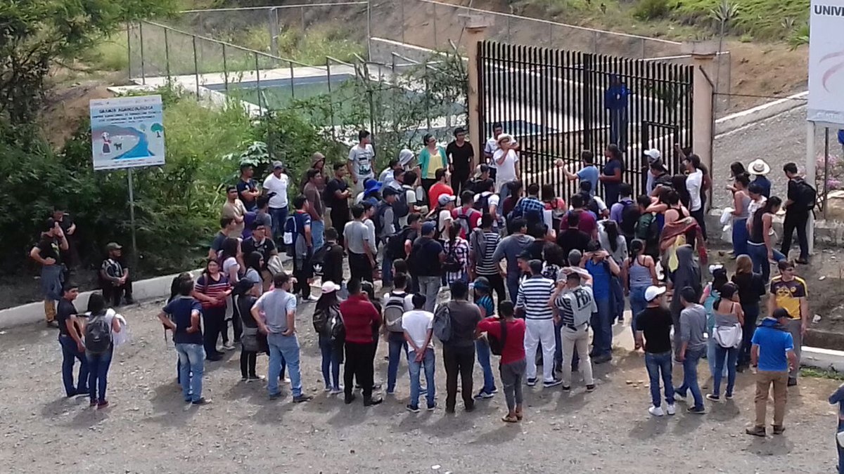 Estudiantes_Ind's tweet photo. Cobarde Rector no llega a reunión, se queda en Catacocha escondido... trató de huir reuniendo al CAS en Zapotepamba no contaba q los estudiantes no lo vamos a dejar en paz hasta que abandone el cargo... NU nunca más @Jeanninecruzz @AugustoBarreraG @ces_ec @xadrianbonilla https://t.co/KRlaO0gT0g