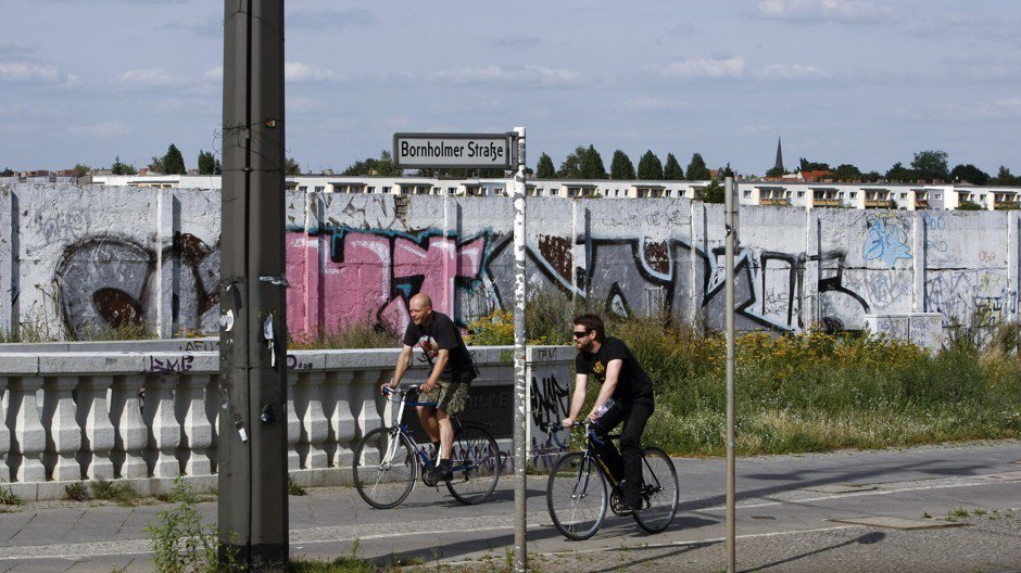 CityLab's tweet photo. Berlin plans a massive bike-friendly transformation https://t.co/5VLJD6zfIS https://t.co/cwrpFN6vzD