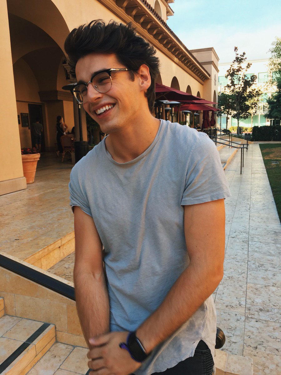 Jeśli nie spełniam twoich oczekiwań - nie obrażaj się. Przecież to są twoje oczekiwania, a nie moje obietnice.