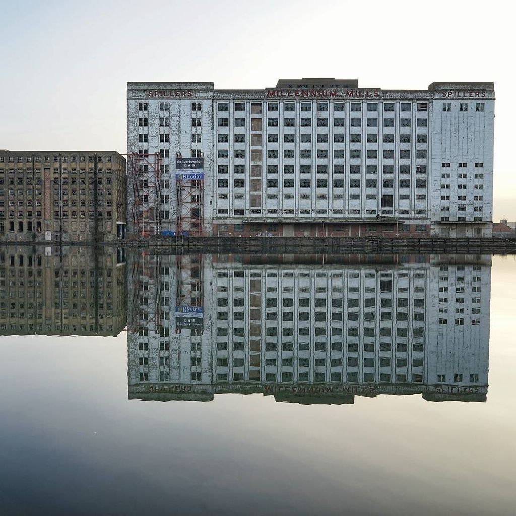 roosku's tweet photo. Millennium Mills reflections in Royal Victoria Dock

#hlwater #HappeningLondon #reflection #ThisIsLondon #LoveLondon #VisitLondon #TimeOutLondon  #toplondonphoto #londonguru #eastlondon #pictureoftheday #photooftheday #milleniummills https://t.co/iUjSRDmgi0 https://t.co/pcu4rluatZ